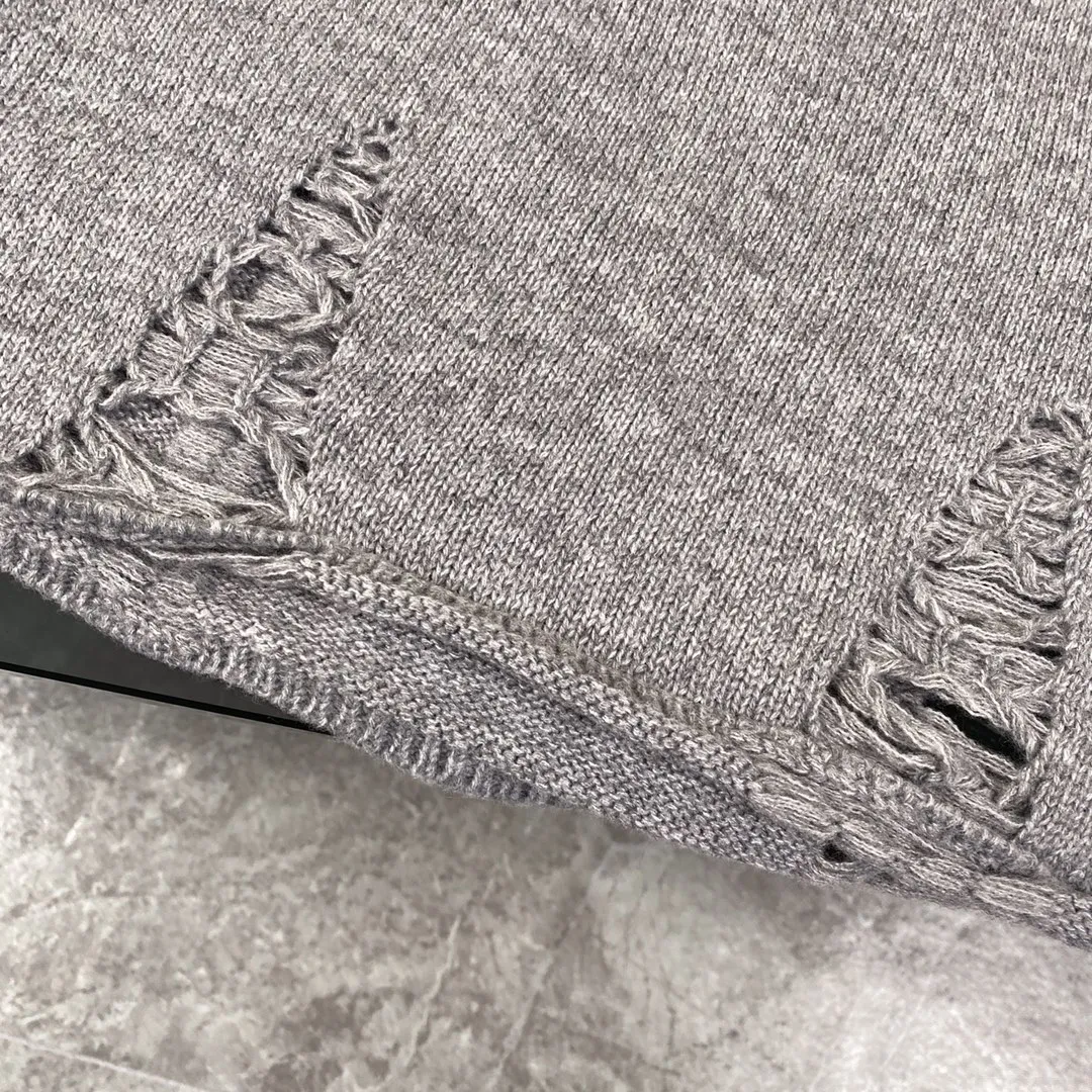 P240 Chrome Hearts CH Chrome Hearts Embroidered Disk Sanskrit Cross Hole Knitted Sweater Pullover. It’s a very popular style. It’s the same style for men and women. It’s matched with black and white. It looks great in real life. It looks good on the upper body. It looks good in daily wear. It’s even better when taking photos. It’s hard not to buy it. Buy it for me!!! Believe me, no one can refuse such a machine-length Chrome Hearts jacket. The version has been expanded based on the old version. The upper body is loose and stylish, and the hem is expanded to a casual design. Fat people look extremely slim, thin people have limited height and high-end. Ten thousand yuan ZP printing, 1:1 perfect restoration, looks good when worn alone or stacked, can be easily controlled by both men and women. If you care more about quality, you must also respect the price. It is completely different from the thin see-through bottoms and junk products on the market that pill when worn. If the style makes you shine at a glance, then quality is what you should pay more attention to. Compared with price, we focus on quality. Customers who have received my products all know it. ️️️ Sweaters on the market are generally made of bract core yarn. We use modal. The advantages over core-spun yarn are very intuitive: high cost, high price, high density, relatively expensive for developers, and let us make a lot less money. In addition, it is delicate, has no scum on the upper body, resists pilling, and is high-end. We are conscientious sellers and do not use core-spun yarn. Apart from being cheap, core-spun yarn is really useless. It shrinks, pills, hooks, and makes people pierced. He is proficient in everything. It is 2024. Who doesn’t want to look decent when they go out? Quality determines the upper body effect. No matter how bad the quality, the best style is still the temperament of the urban-rural fringe. We only do long-term business. Quality determines character. Take it back and wear it with confidence and wash it. The quality of the pattern will definitely make your eyes shine. We only make the right version of high quality. We make high-end hard goods. Reject junk goods and reject fast food. Conscientious quality and conscientious price. You deserve it!  Color: Black Beige Gray Size: S M L